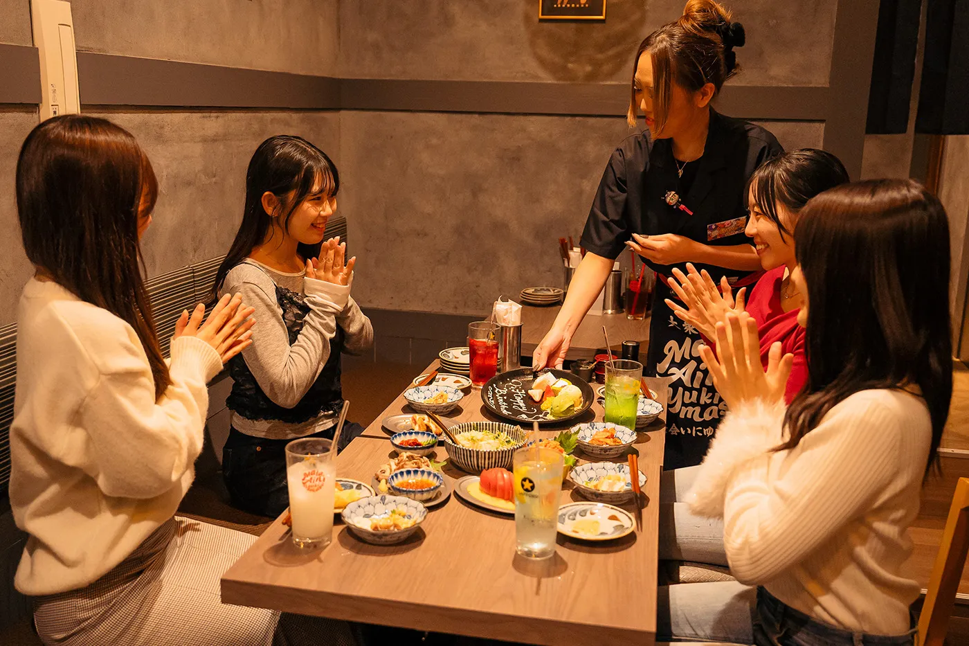 料理を囲んで乾杯するテーブル